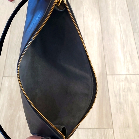 Authentic Louis Vuitton Pochette in Black Epi Leather - Picture 12 of 16